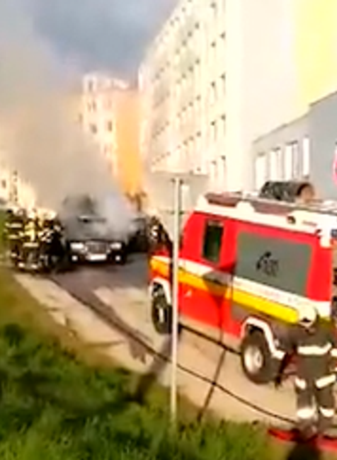 Mladej žene začalo horieť auto počas jazdy. Pred plameňmi sa snažila uniknúť aj so svojim dieťaťom