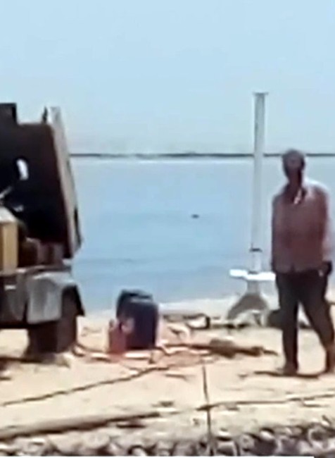 Slnko, more, pláž a robotníci so zbíjačkami. Pohodová dovolenka sa v okamihu zmenila