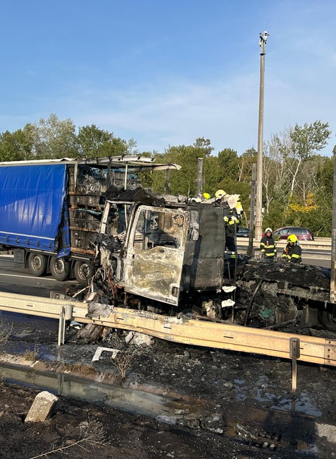 Požiar nákladného vozidla za mostom