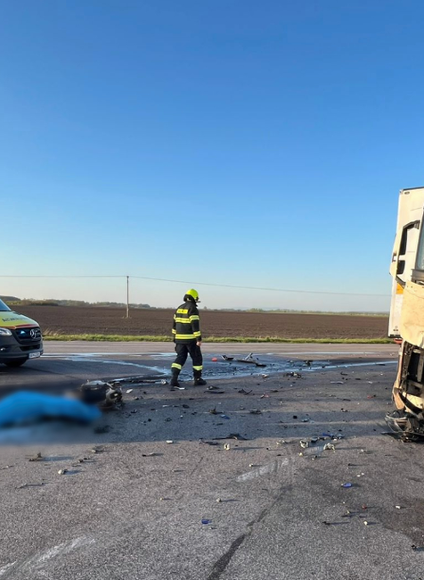Zrážka kamióna a motorky