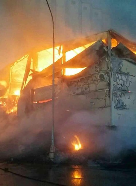 Hasiči zasahujú pri rozsiahlom požiari. Horí hala na výrobu peliet