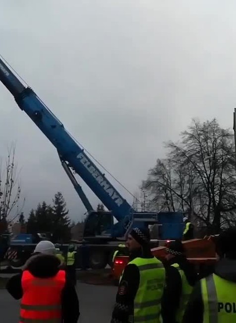 [multi] Demolačný stroj pred panelákom v Prešove 603