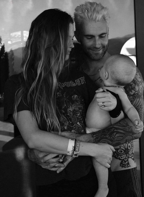 Spevák Adam Levine s rodinou