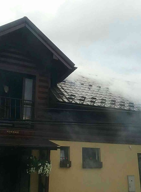 Požiar zachvátil časť rodinného domu. Na mieste zasahuje takmer 20 hasičov