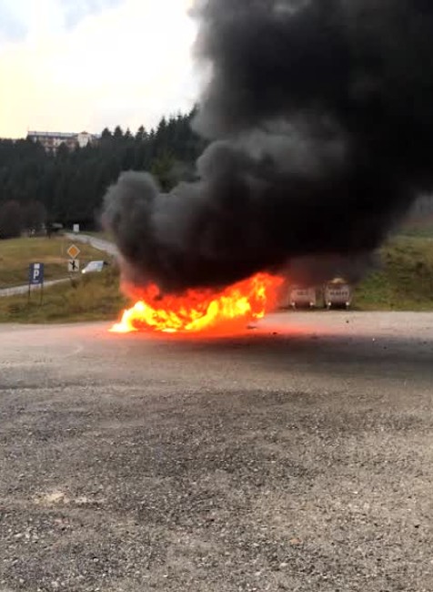 Požiar auta s deťmi3842