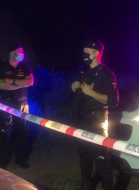 [multi] V lese pri Komárne našli na smrť dobitú mladú ženu. 12506