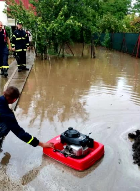 Viaceré obce v Nitrianskom kraji po nočnej búrke bojujú s vodou