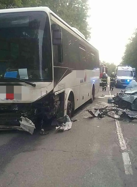 Pri Veľkom Krtíši sa čelne zrazil autobus s autom. Cestu uzavreli