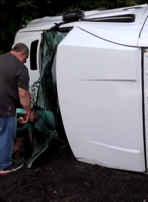 [multi] Mikrobus s desiatimi ľuďmi sa prevrátil na ceste. Vodič tvrdí, že za to môže zver 261