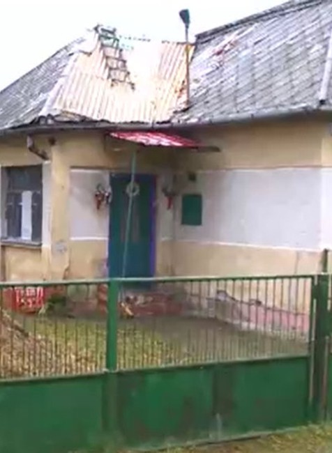 Matka žila s dcérou (2) bez elektriny, vody a záchoda.