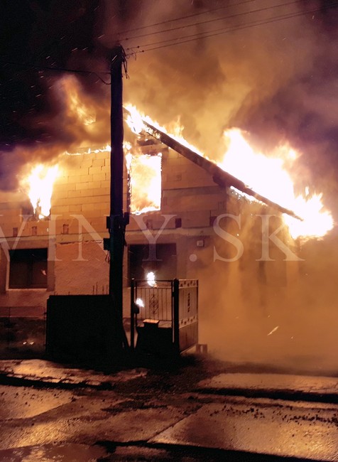Séria bleskov na Horehroní pripravila mladú rodinu o strechu nad hlavou, dom úplne vyhorel