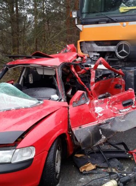 Tragická nehoda. Vodička vletela pod cestárska auto