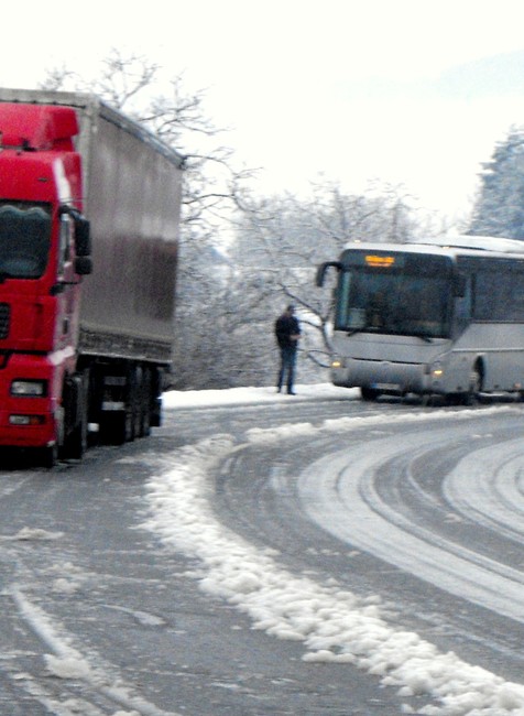 Soroška kolóny policajti cesta zasnežená sneh počasie kamióny