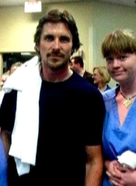 Christian Bale Batman v nemocnici návšteva zranených streľba Denver