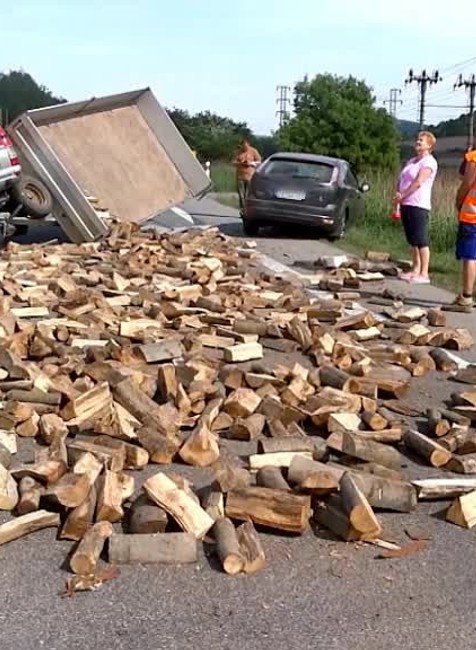 FOTO: Pri vážnej nehode troch áut vo Zvolene lietali triesky11159