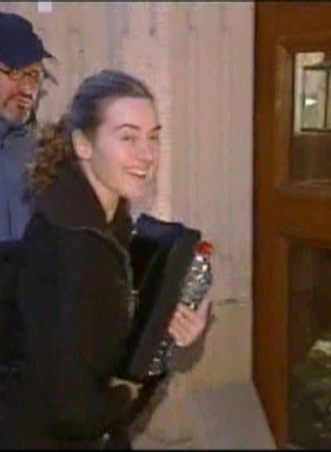 winslet nastupuje z auta