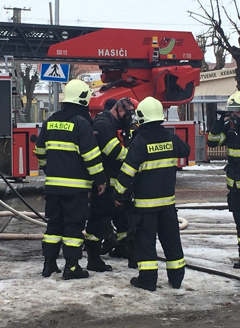 Požiar domu v Senci. Hasiči bojujú s ohňom už desiatky minút