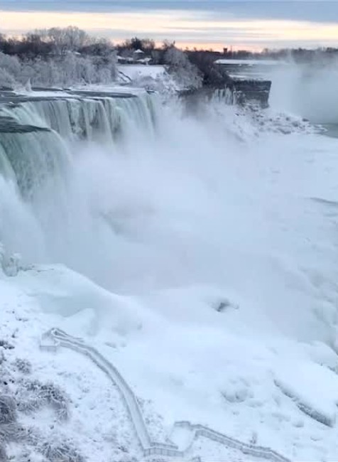 [multi] FOTOGALÉRIA: Zamrznuté Niagarské vodopády berú dych 4694