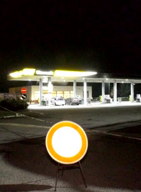 Zamestnanci pumpy ostali v šoku. Maskovaní muži rozbili okno a ukradli trezor