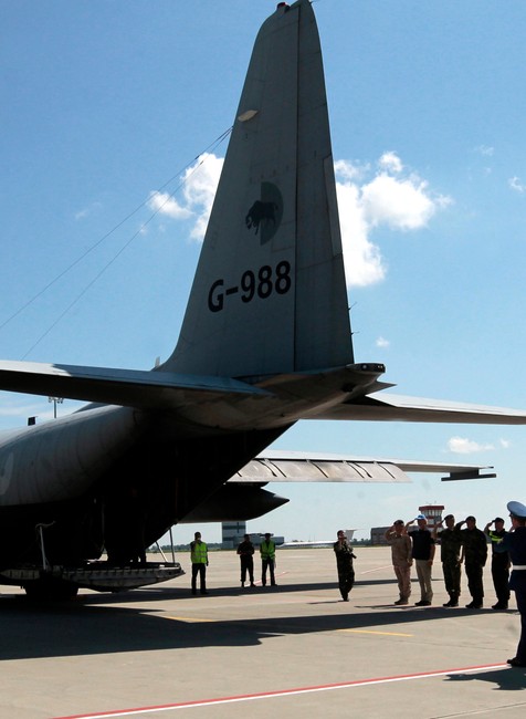 Rakvu nakladajú do lietadla