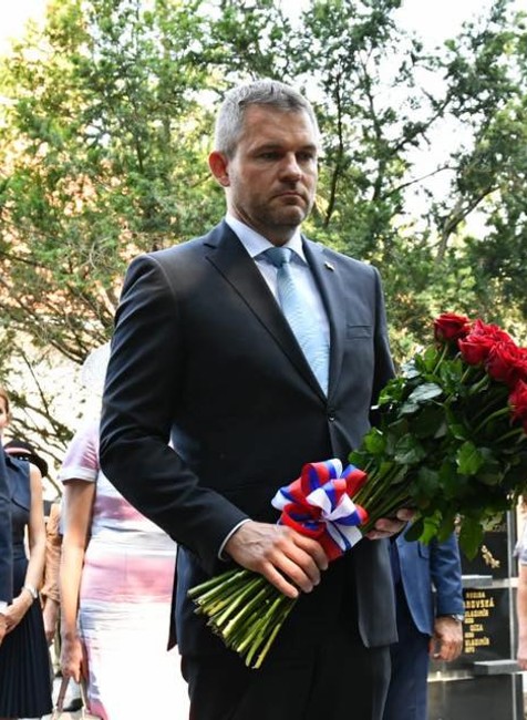 Peter Pellegrini kladie veniec na pomník A. Dubčeka 