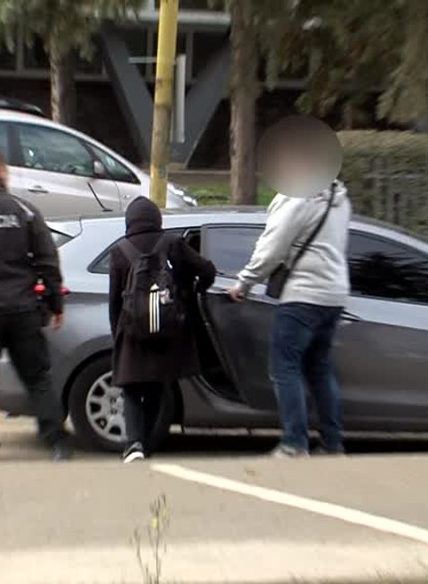 [multi] Návšteva polície na strednej škole skončila obvinením 15-ročného dievčaťa 5360