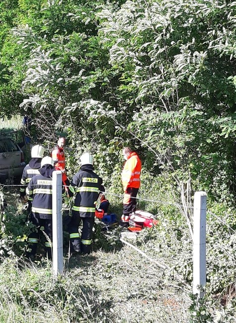 Na D2 došlo k smrteľnej nehode. Auto skončilo mimo cesty 