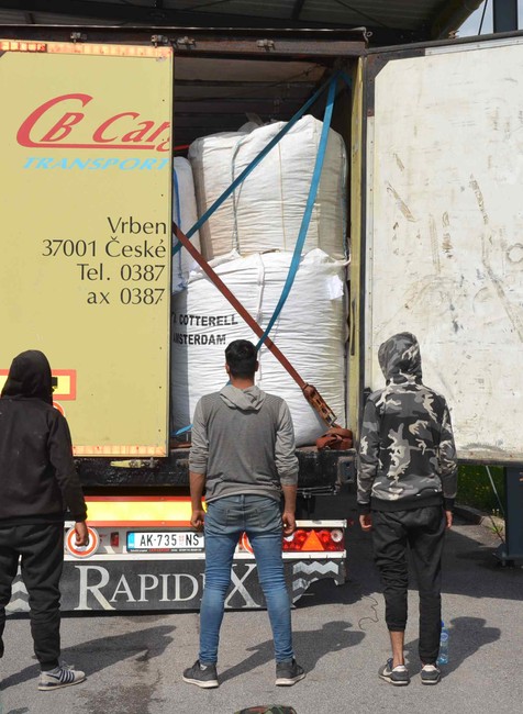 Migrantov našli v kamióne vo Zvolene