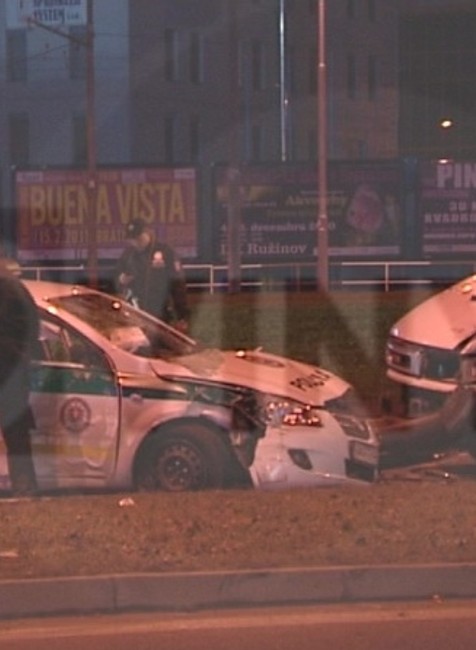Policajná naháňačka skončila haváriou, narazené policajné auto a dodávka