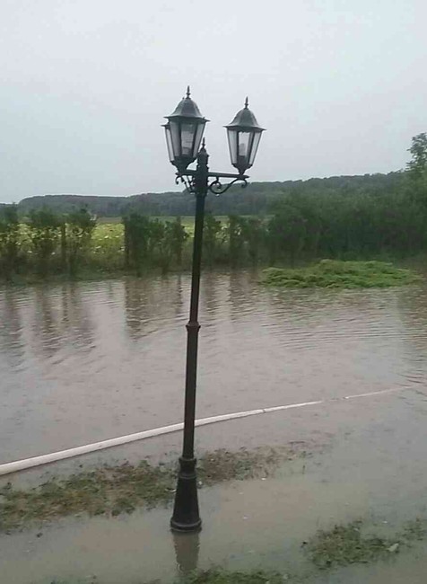 Pri Komárne museli evakuovať domov dôchodcov.