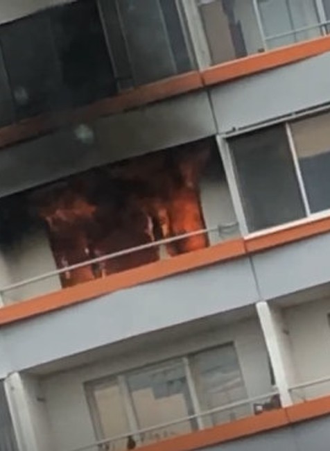 Na bratislavskom sídlisku vypukol požiar. Hustý dym sa valí z okna bytu