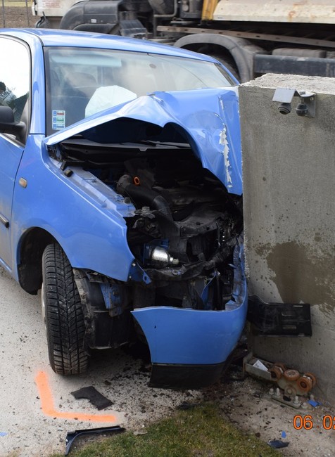 Ranná námraza zapríčinila nehodu. Vodička skončila v betónovom plote