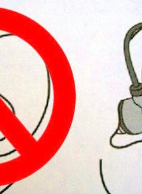 Obaľte fľašu mokrým papierom.