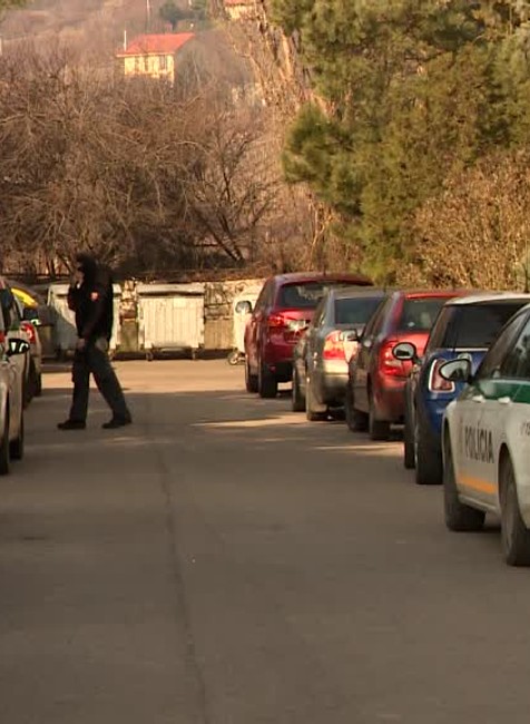 Obyvateľov paneláku zobudila policajná razia. Policajti obsadili jeden z bytov