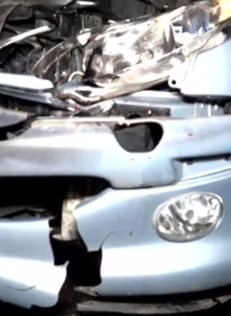 Pri prechádzaní cez cestu muža postupne zrazili dve autá