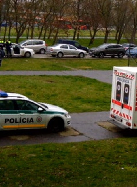 V decembri 2017 našli na sídlisku mŕtvu jeho manželku. Teraz na rovnakej ulici zomrel on