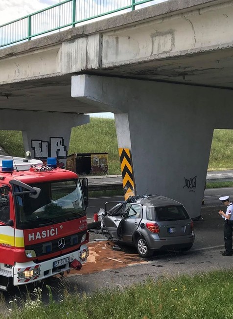 Smrteľná nehoda na vjazde do Bratislavy. Vodič v plnej rýchlosti nabúral do betónového piliera