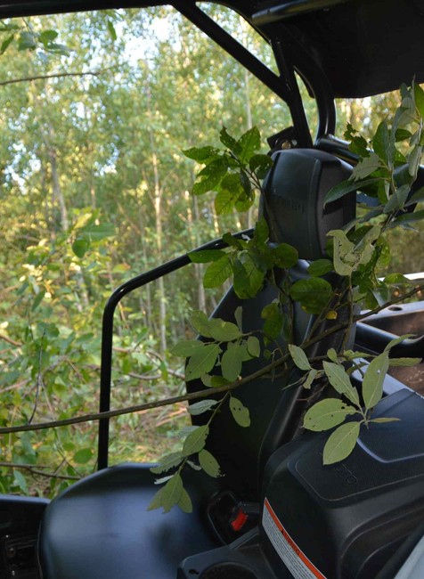 Za volant štvorkolky si sadol iba 11-ročný chlapec. S kamarátom skončili v strome