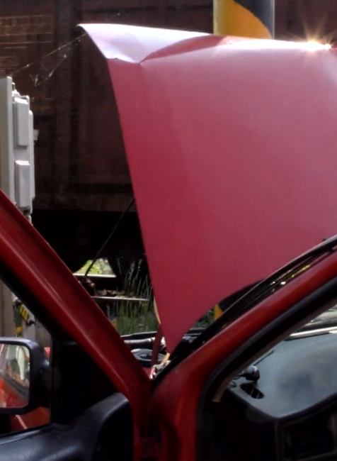 Aby sa vyhol čelnej zrážke, strhol volant. Len metre ich delili od vlakovej trate