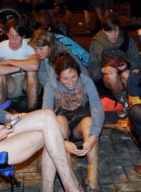 Belgicko_spadnutá tribúna_5 mŕtvych_mladí