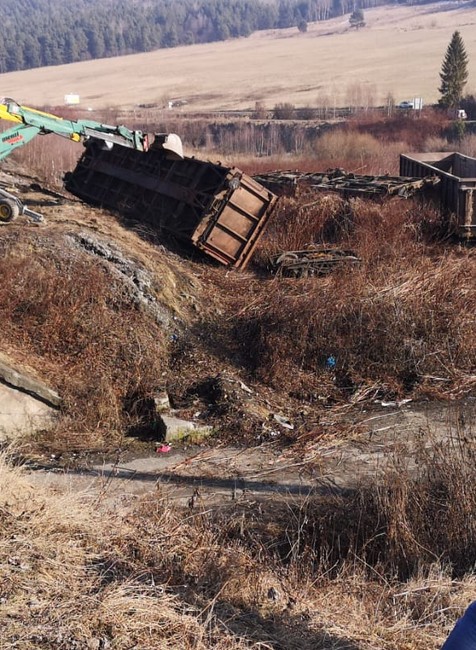 Do Krompách dorazili tanky a ťažká technika. Odstraňujú vykoľajené vagóny