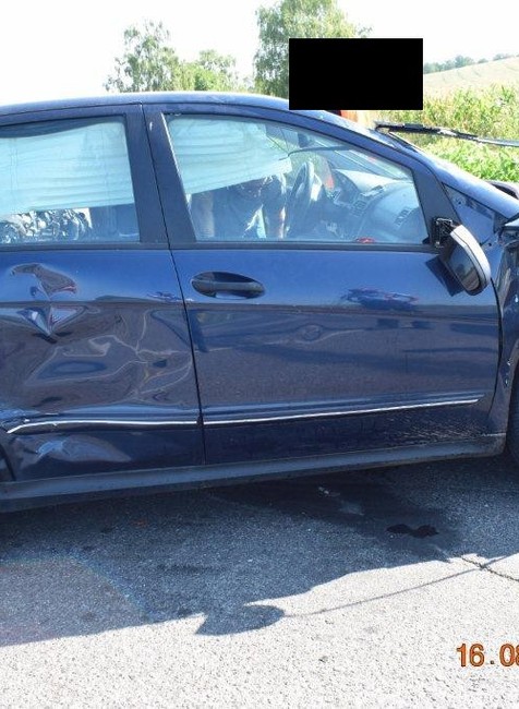 žena na mercedese nedala motorkárovi prednosť 