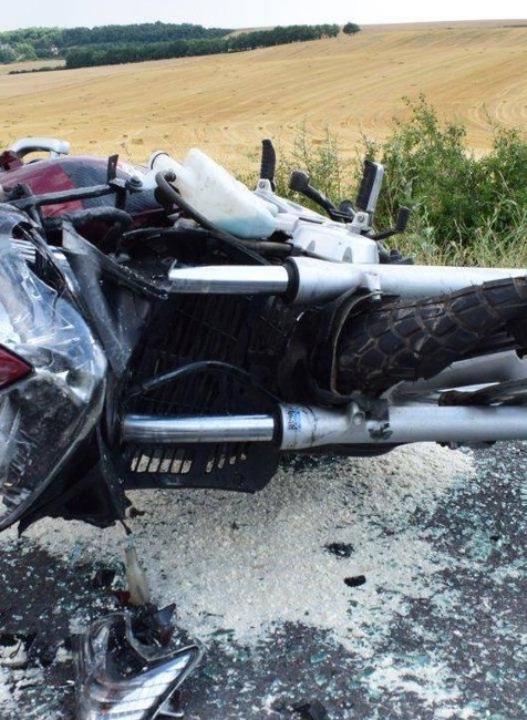 Mladý motorkár (16) narazil do auta pred ním, skončil v nemocnici