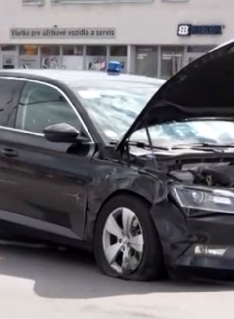 Vládne vozidlo malo nehodu. Skončilo v betónových zábranách