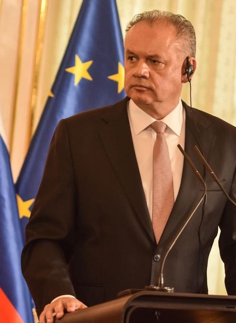 Emmanuel Macron pricestoval na Slovensko. Okrem prezidentskej návštevy ho čaká aj diskusia s verejnosťou