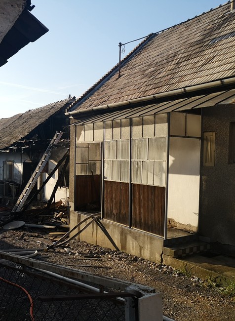 Pri požiari rodinného domu bojoval o život muž. Plamene sa rozšírili do viacerých miestností