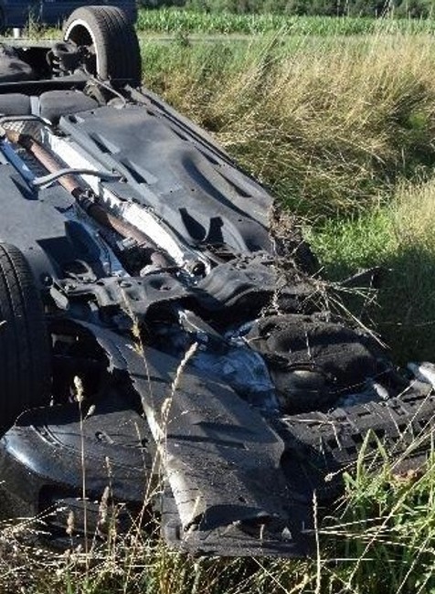 Mladý vodič prešiel do protismeru. Po zrážke skončil na streche