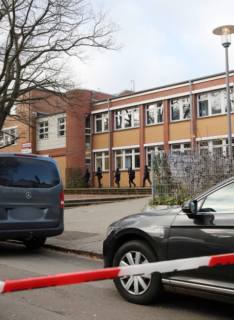 Nemecko Hamburg škola ozbrojenci (1)