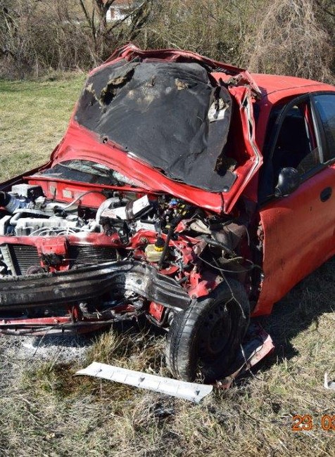 Smrteľná dopravná nehoda. Vodič pri náraze vyletel z auta