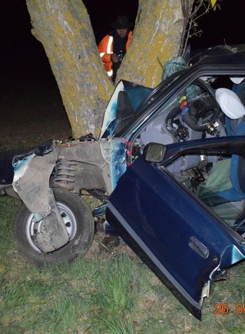 Dôchodca narazil autom do stromu. Záchranári mu už nemohli pomôcť